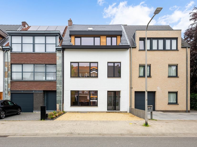 Kleinschalig appartementsgebouw bestaande uit 2 appartementen te Elsdonk. Triplex appartement met 4 slaapkamers, bewoonbare oppervlakte van 160m2 en Z